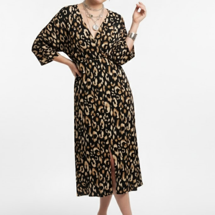 Kadın Siyah Leopar Desenli Bürümcük Dokuma Kruvaze Yaka Yarasa Kol Önü Yırtmaçlı Midi Elbise