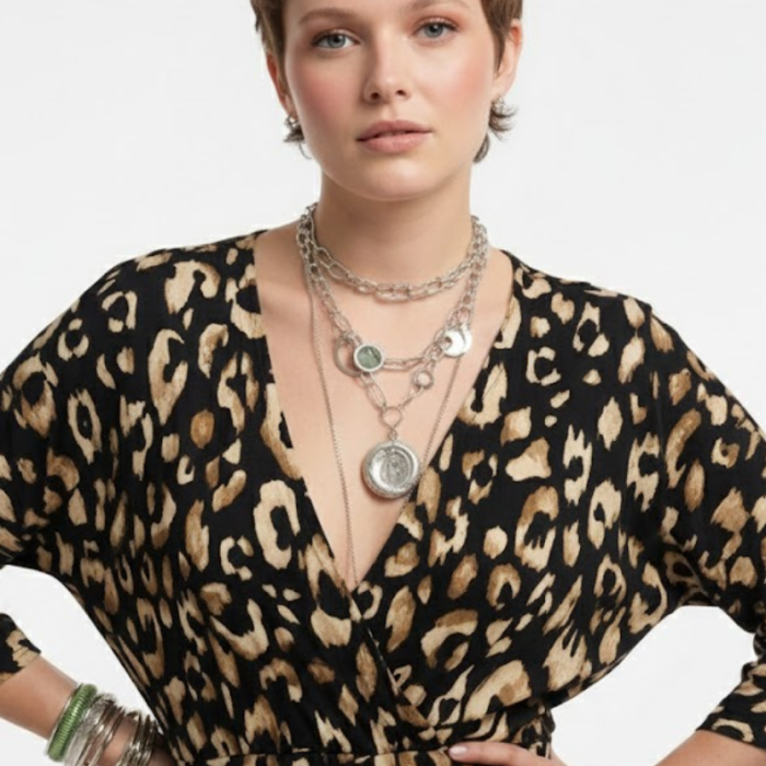 Kadın Siyah Leopar Desenli Bürümcük Dokuma Kruvaze Yaka Yarasa Kol Önü Yırtmaçlı Midi Elbise