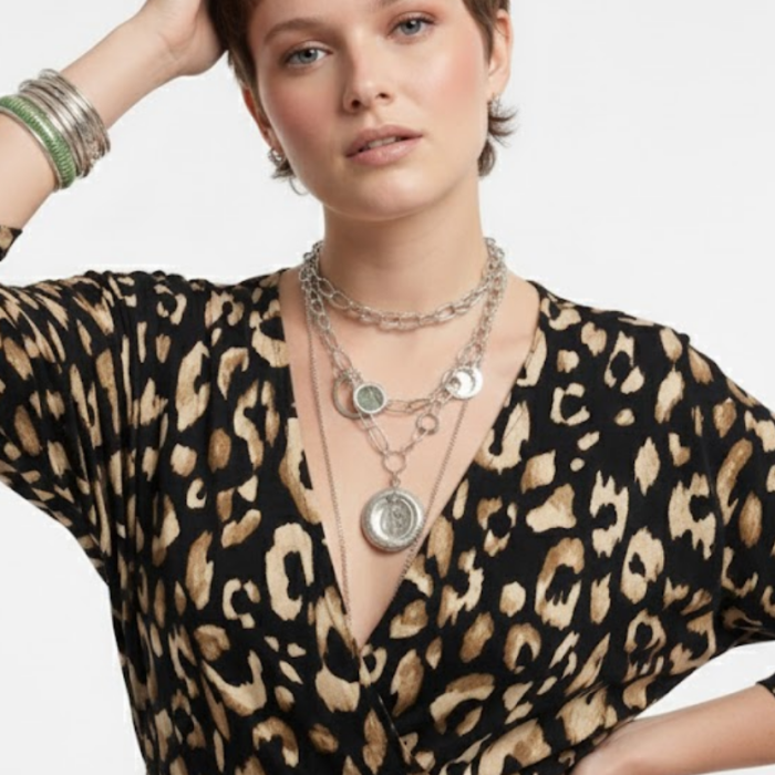 Kadın Siyah Leopar Desenli Bürümcük Dokuma Kruvaze Yaka Yarasa Kol Önü Yırtmaçlı Midi Elbise