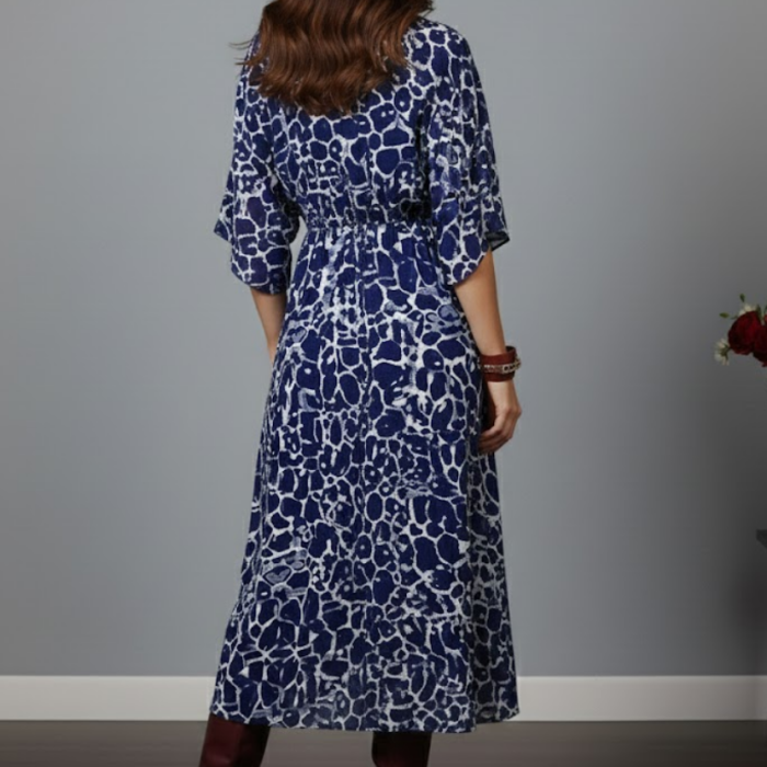 Kadın Lacivert Desenli Bürümcük Kumaş Kruvaze Yaka Yarasa Kol Önden Yırtmaçlı Uzun Midi Elbise