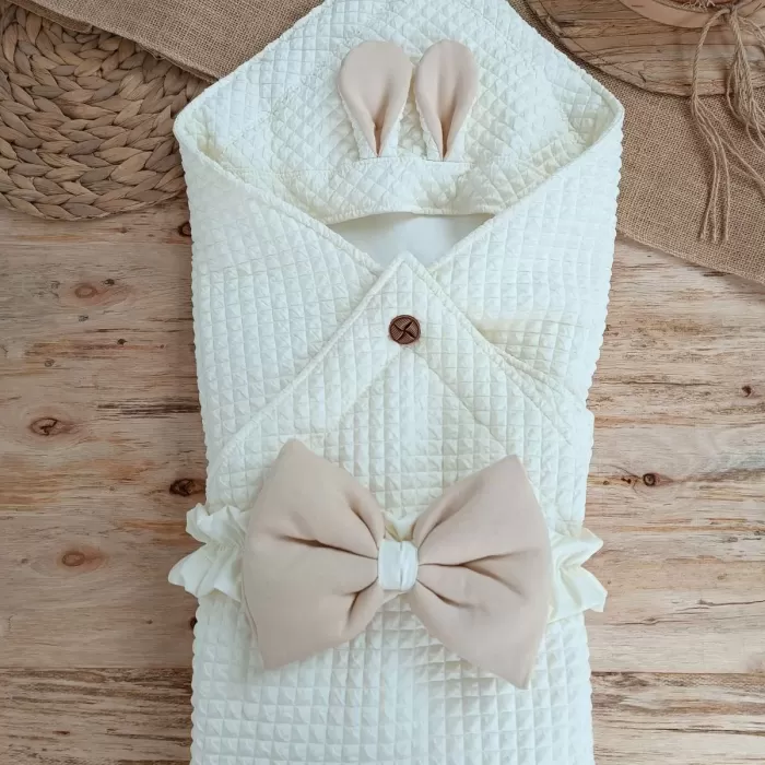 Yenidoğan Kulaklı Şapkalı Düğme Detaylı Fiyonklu Bebek Battaniyesi Kundak