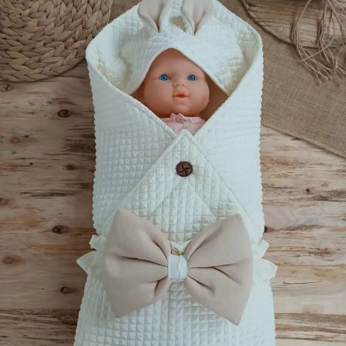 Yenidoğan Kulaklı Şapkalı Düğme Detaylı Fiyonklu Bebek Battaniyesi Kundak