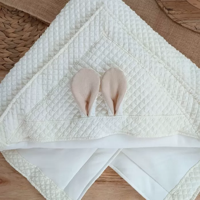 Yenidoğan Kulaklı Şapkalı Düğme Detaylı Fiyonklu Bebek Battaniyesi Kundak