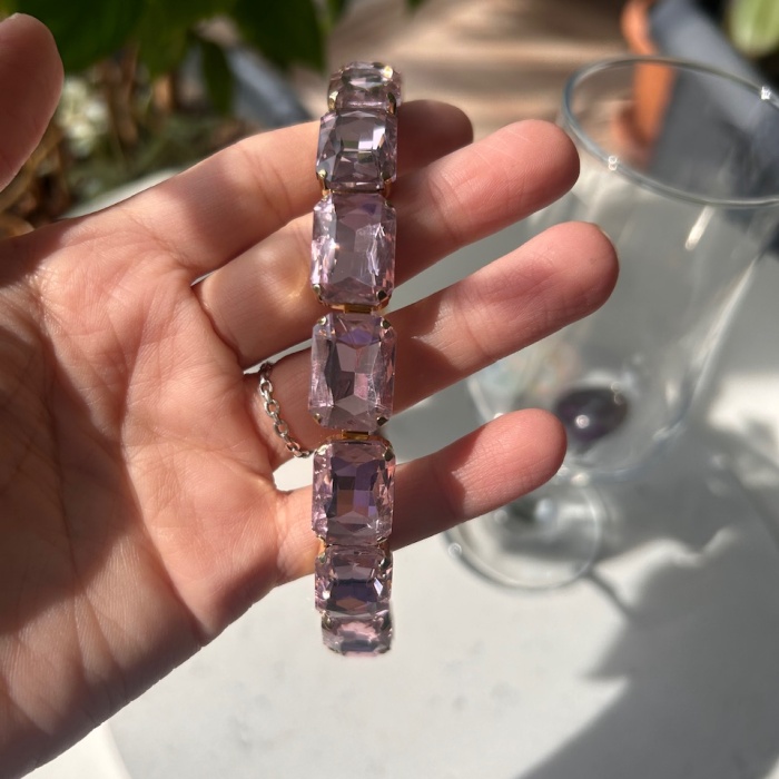 Pembe taşlı taç