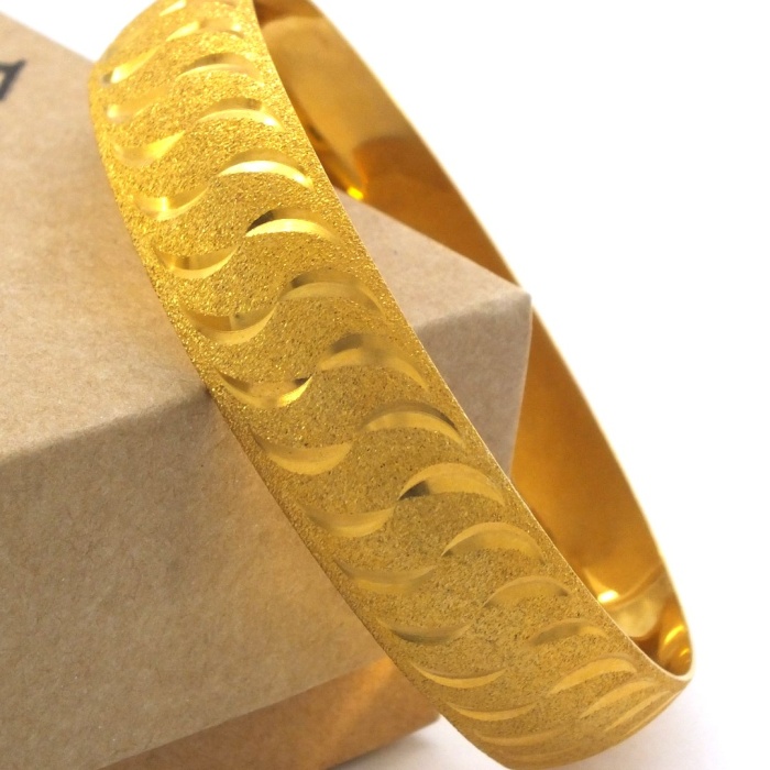 FerizZ Altın Kaplama Simli Çizgili 1.5 cm Bilezik BLZ-3056