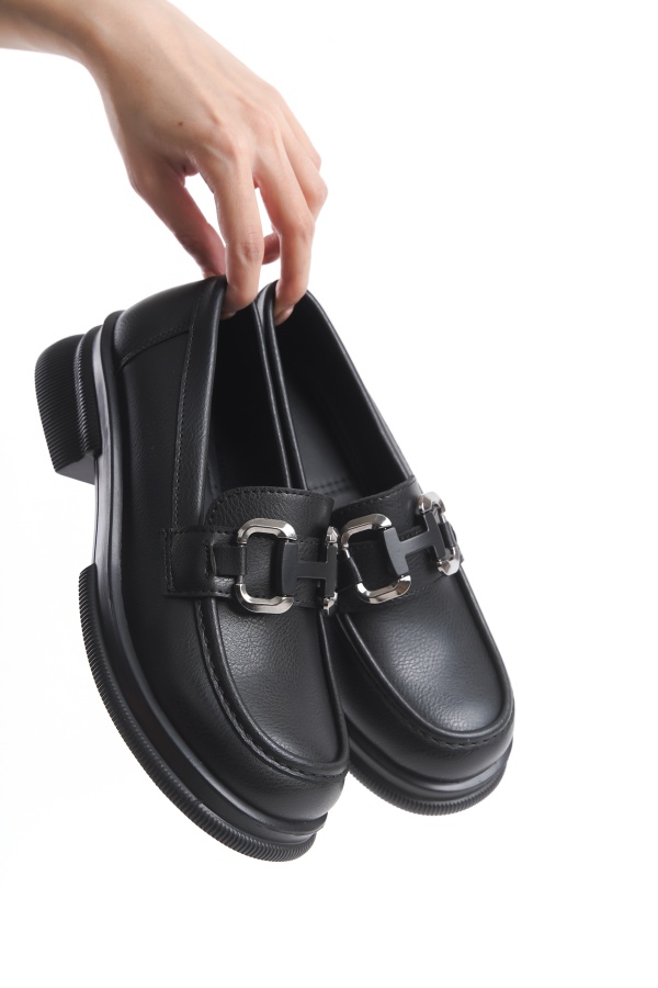Ashley  siyah cilt H gümüş tokalı loafer kadın ayakkabı