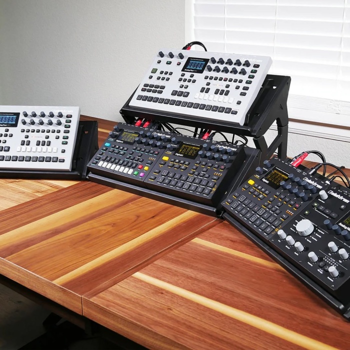 Ultimate Support 07 0011 Mds-100 Modüler Cihaz Standı (profesyonel - Synth & Drum Machine Standı) | Açılı Masaüstü Tasarımı, Modüler Genişletilebilir Yapı, Cihaz Koruyucu Yan Destekler | Ölçüler: Genişliği Ayarlanabilir