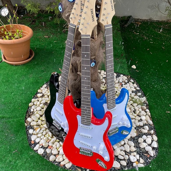 Vesta ST309-01-BK Elektro Gitar - Siyah (Eğitim - SSS Strat) | 3 Single Manyetik, 22 Perde, Ihlamur Gövde, Akçaağaç Sap ve Gül Ağacı Klavye | Ölçü: 4/4 Tam Boy (648 mm Skala Uzunluğu)