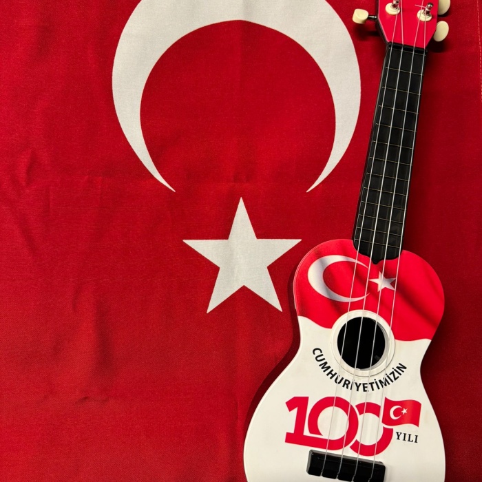 Hawaiian XU21TR Soprano Ukulele - 100. Yıl Özel Seri (Koleksiyon - 21 İnç) | Cumhuriyetin 100. Yılına Özel Grafik Tasarım, Zengin Rezonans, Koleksiyonluk Değer | Ölçü: 21 İnç / 53 cm (Standart Soprano Boy)