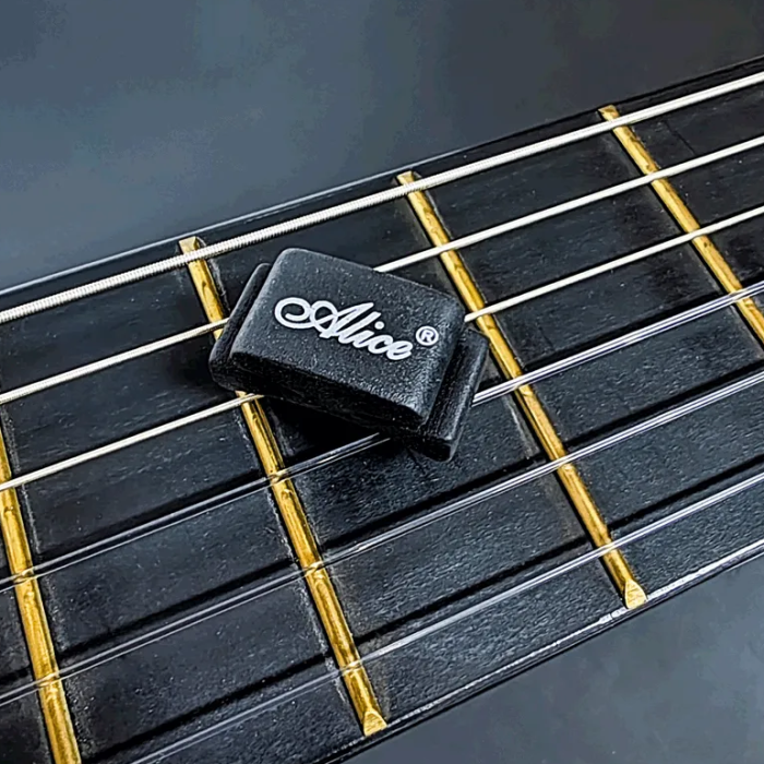 Alice A010CP Gitar Pena Tutucu - Tel Üstü Geçmeli (Aksesuar - Kompakt Seri) | Gitar Tellerine Kolayca Monte Edilen Esnek Tasarım, Sahne Kullanımı İçin İdeal | Uyum: Standart Tel Aralıklı Tüm Gitarlar