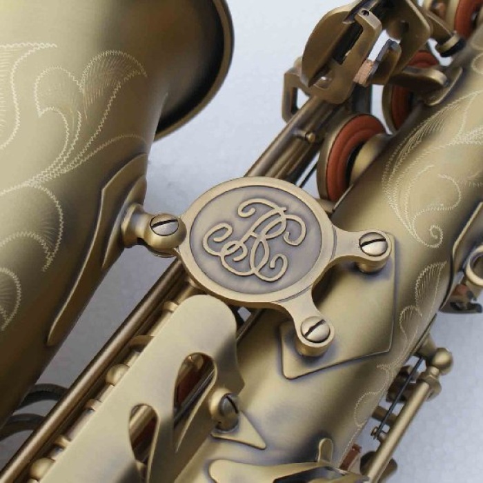 Buffet Crampon BC8401-4-0 400 Seri Eskitme Alto Saksafon | Mat Antik Görünüm Zengin ve Koyu Caz Tonları El İşçiliği Gravür Detaylar