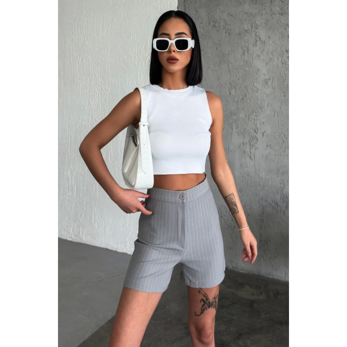 Zarif ve Şıklığı Bir Arada Sunan Yüksek Bel Krep Esnek Çimalı Çizgili Şort Gri ( Lisinya )