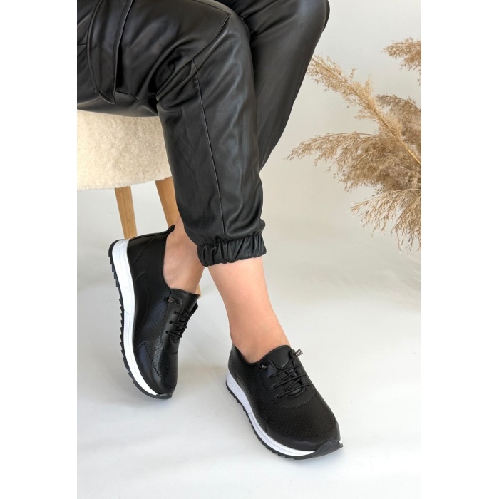 Tone Siyah Cilt Bağcıklı Spor Ayakkabı - Lisinya
