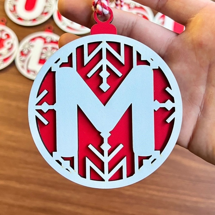 11 Harfli Kırmızı Beyaz İpli MUTLU YILLAR Yazılı Ahşap Yılbaşı Ağaç Süsü (5343)