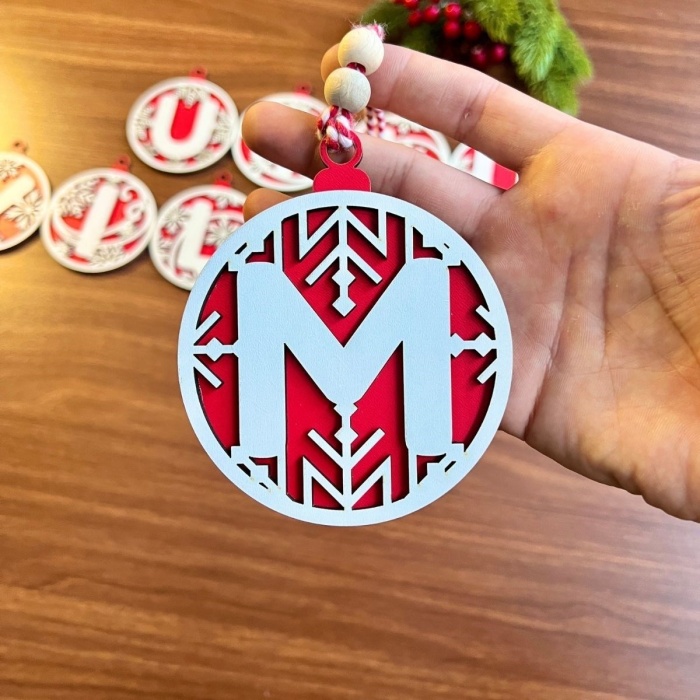 11 Harfli Kırmızı Beyaz İpli MUTLU YILLAR Yazılı Ahşap Yılbaşı Ağaç Süsü (5343)