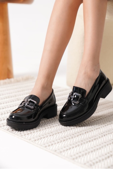 Kadın Rugan Siyah Gümüş Tokalı Loafer TR17MS02B