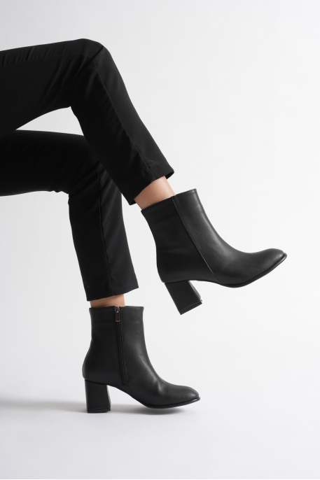 Kadın Kışlık Siyah Kalın Topuklu Bot TR12MK04A