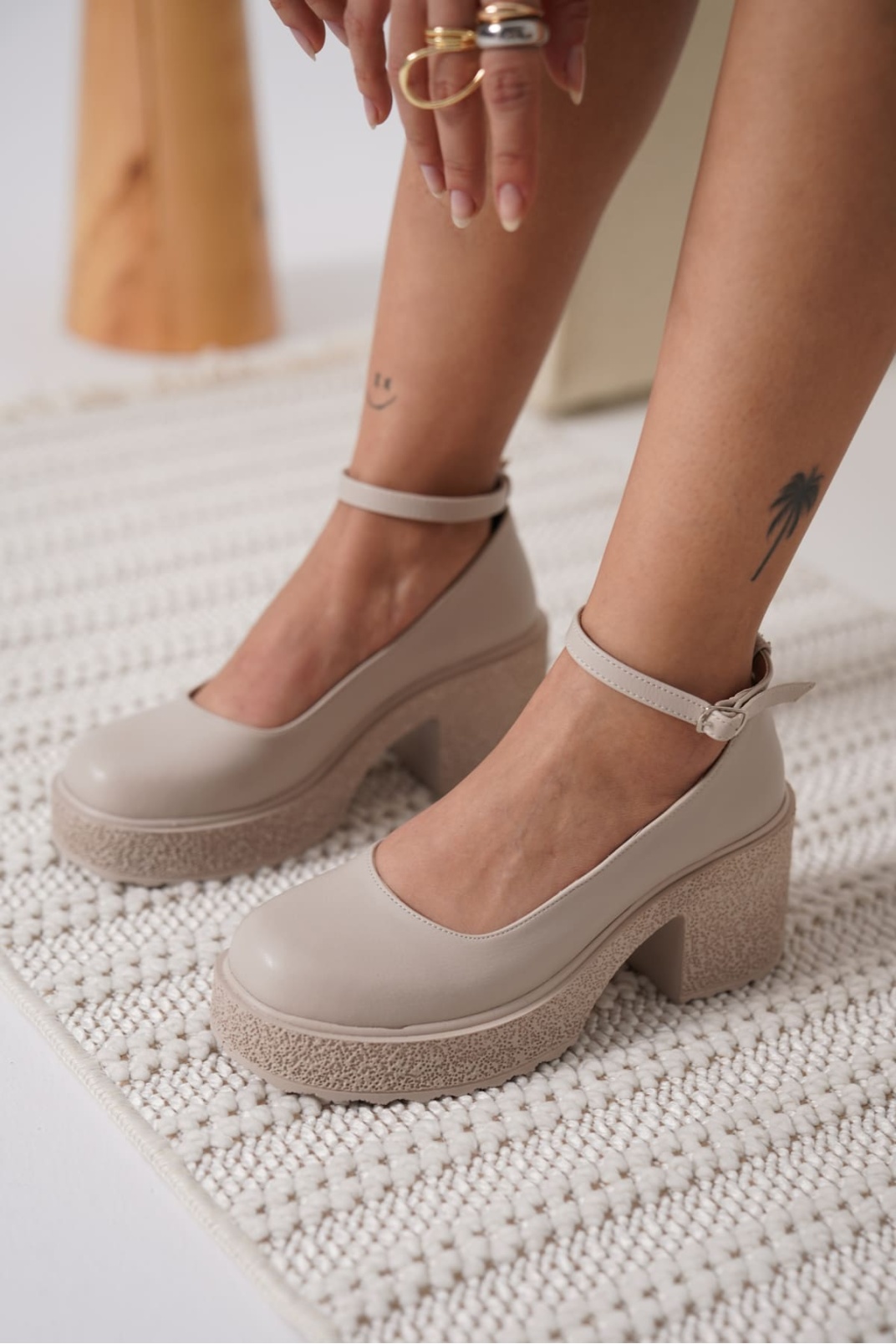 Kadın Bej Bilekten Baretli Günlük Ayakkabı TR06MS01D