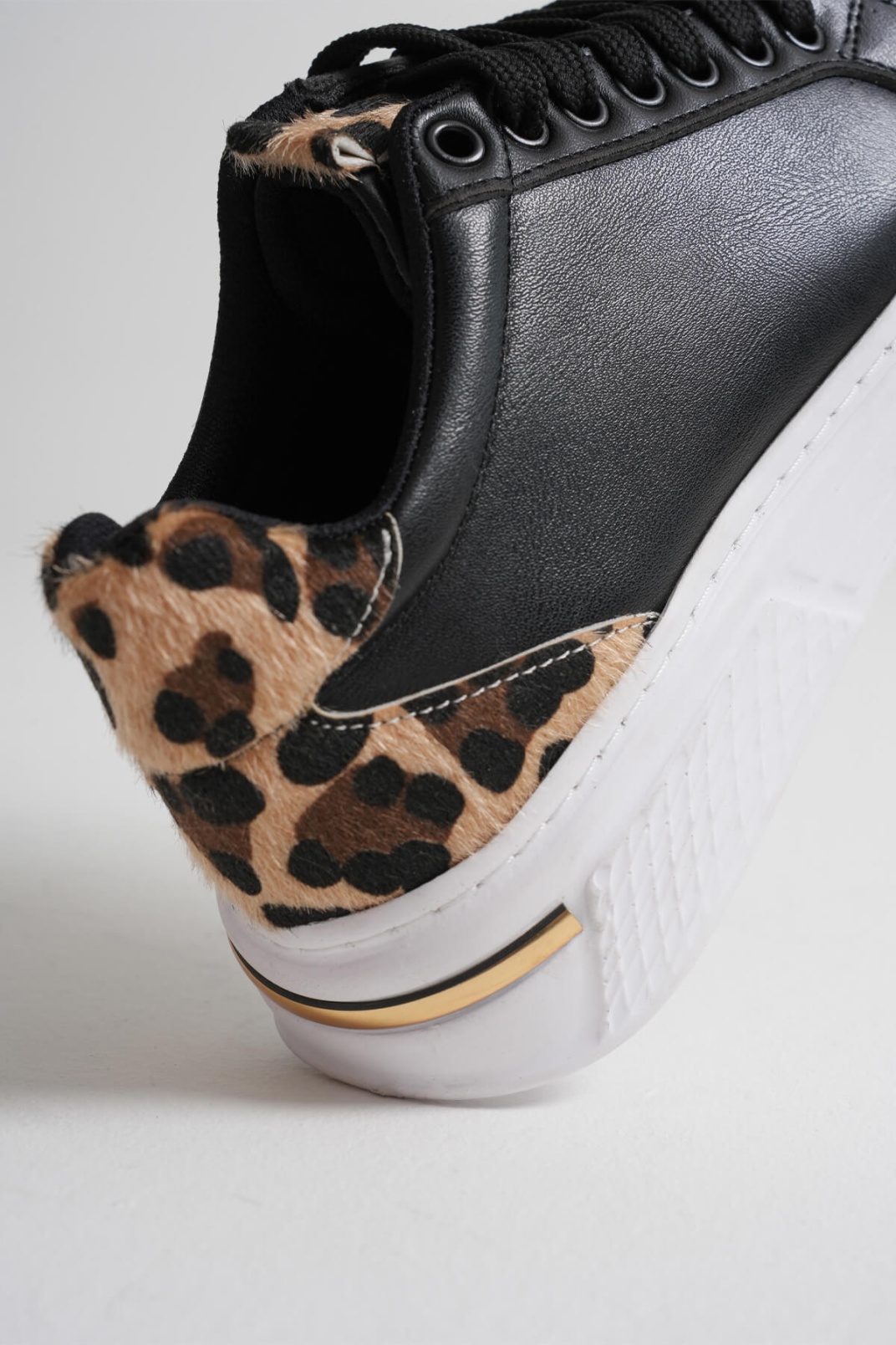 Leopar Detaylı Siyah Kadın Spor Ayakkabı TR01MS03A