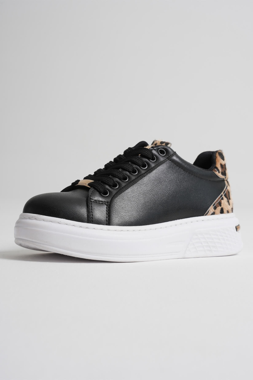 Leopar Detaylı Siyah Kadın Spor Ayakkabı TR01MS03A