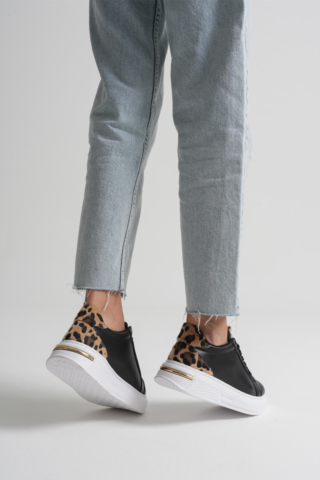 Leopar Detaylı Siyah Kadın Spor Ayakkabı TR01MS03A