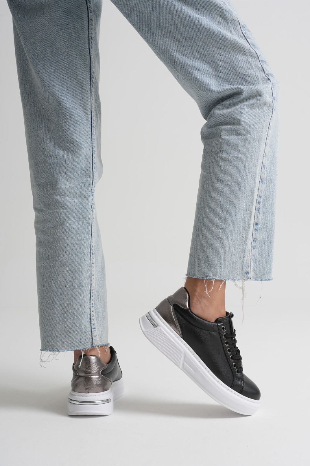 Platin Detaylı Siyah Kadın Spor Ayakkabı TR01MS03B