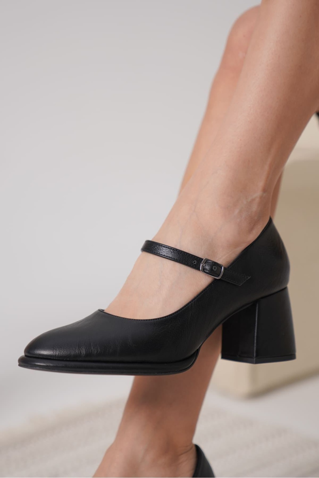 Siyah Cilt Kadın Topuklu Ayakkabı TR18MS07C