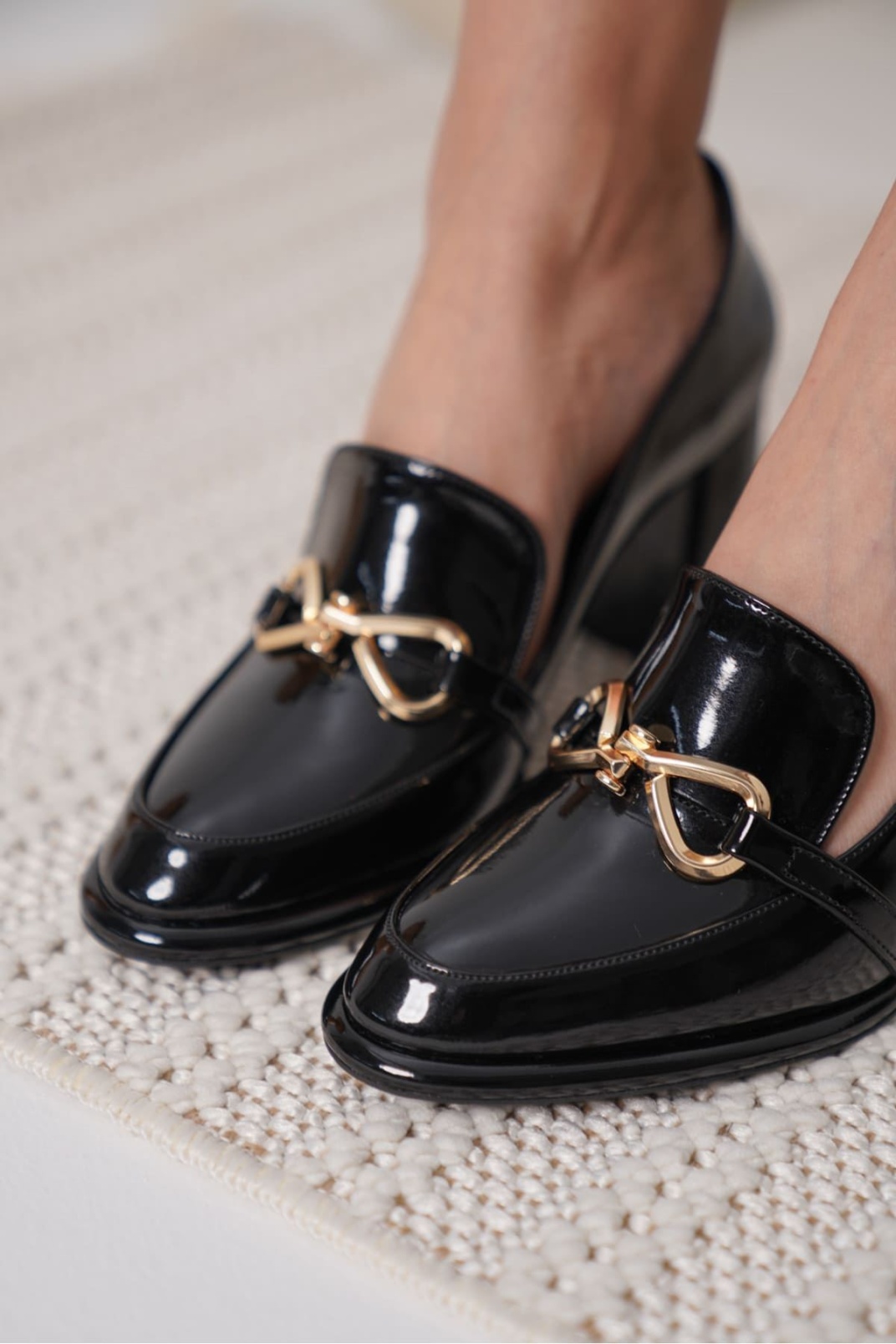 Siyah Rugan Kadın Topuklu Ayakkabı TR18MS10A