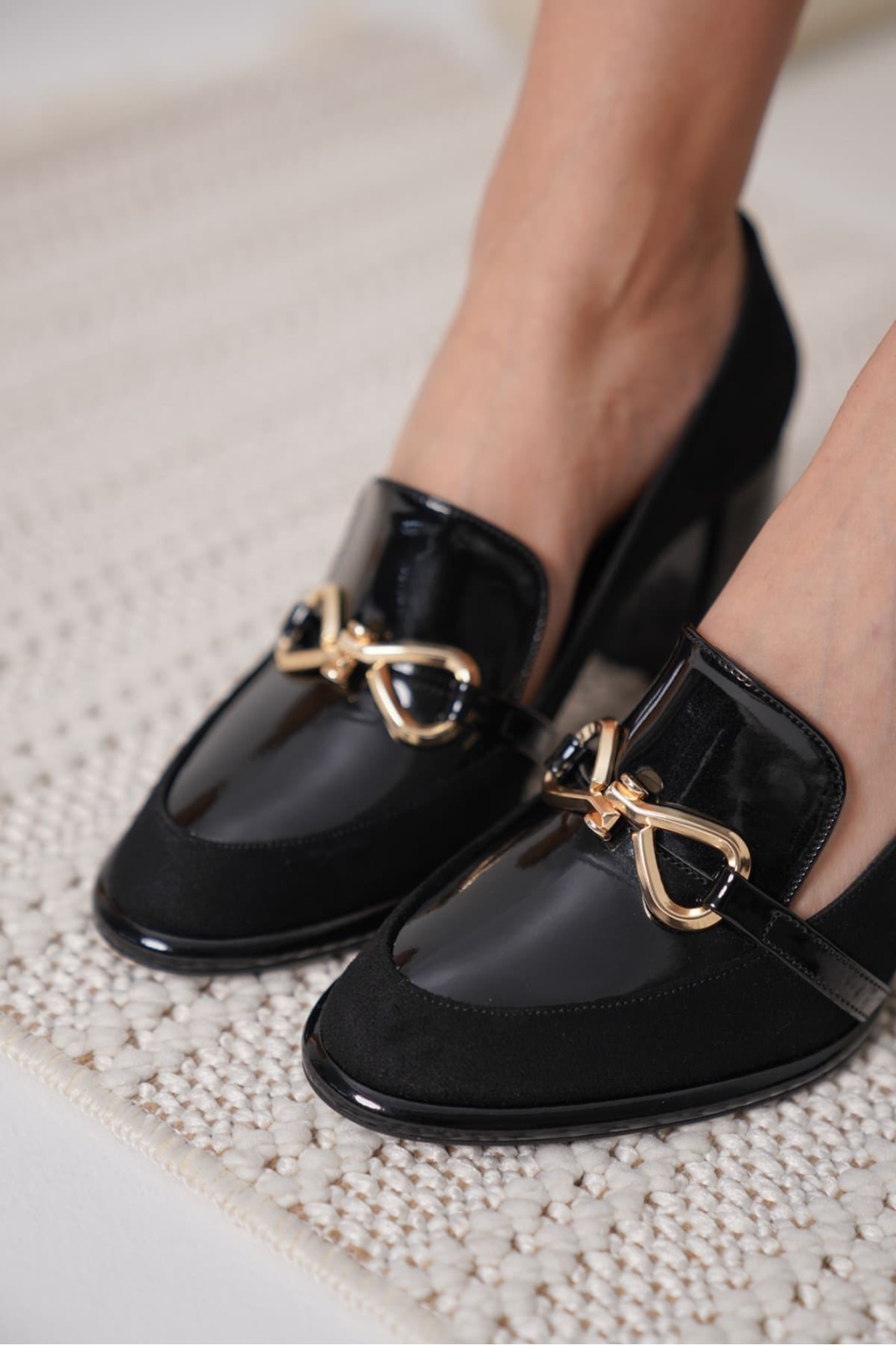 Siyah Rugan Süet Detaylı Kadın Topuklu Ayakkabı TR18MS10C