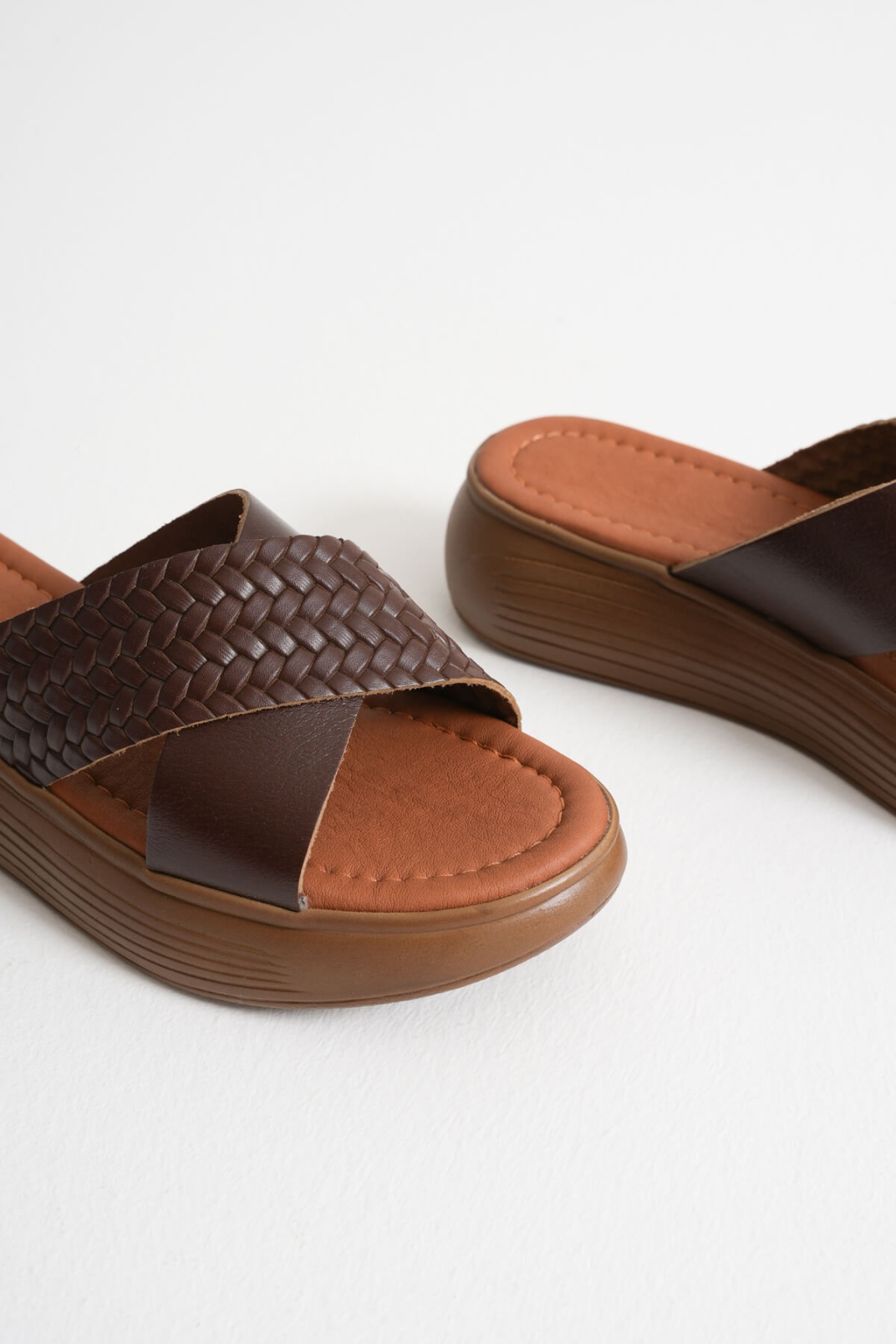 Acı Kahve Örgü Desenli Hakiki Deri Terlik TR31MY53K