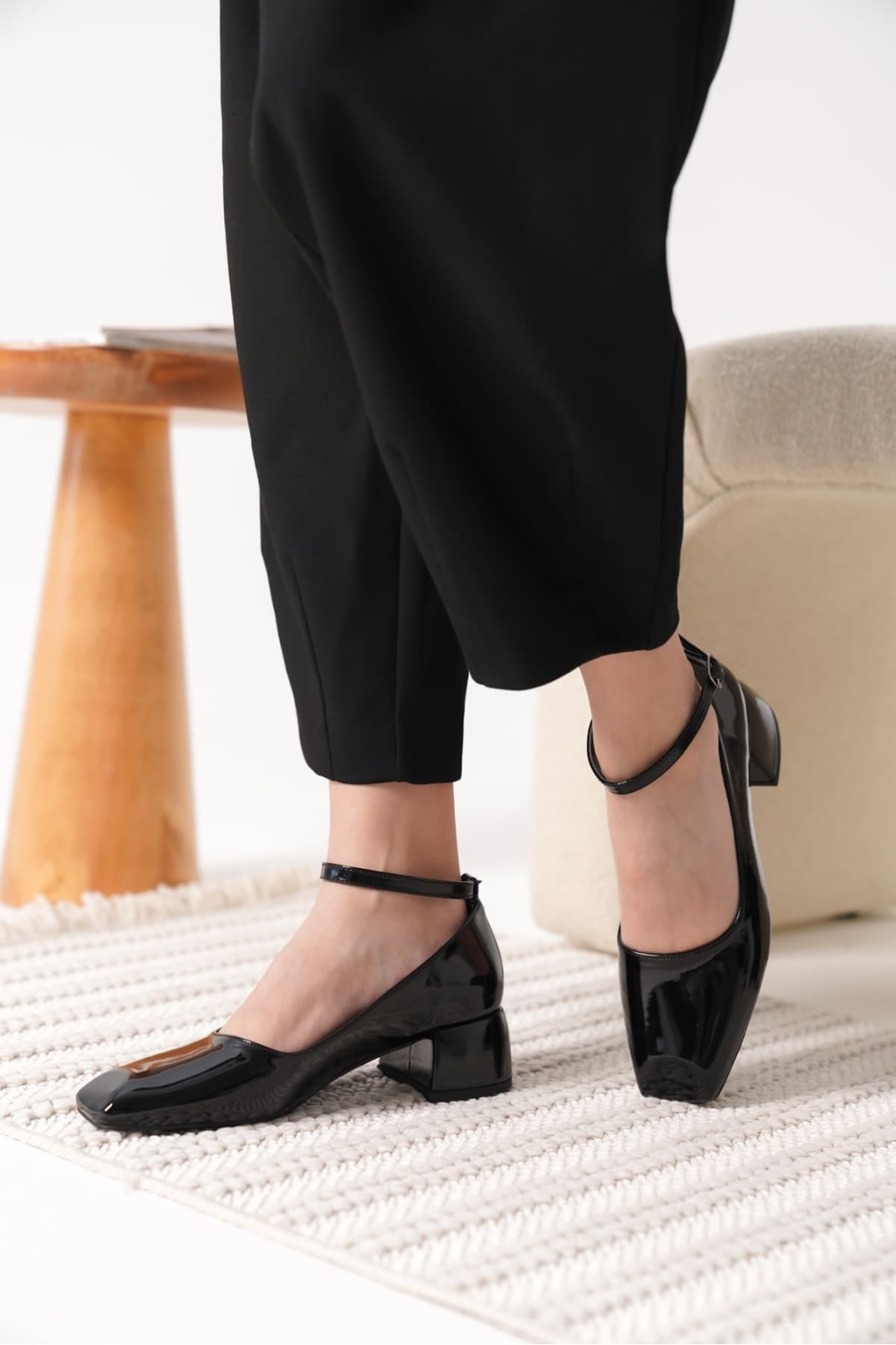 Siyah Rugan Kadın Topuklu Ayakkabı TR18MS16A