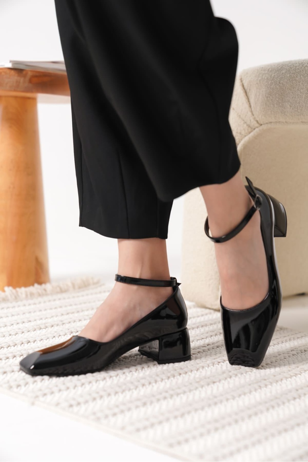 Siyah Rugan Kadın Topuklu Ayakkabı TR18MS16A