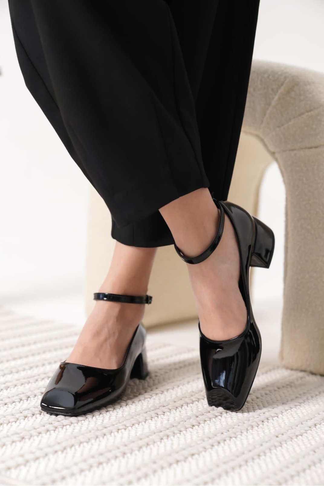 Siyah Rugan Kadın Topuklu Ayakkabı TR18MS16A