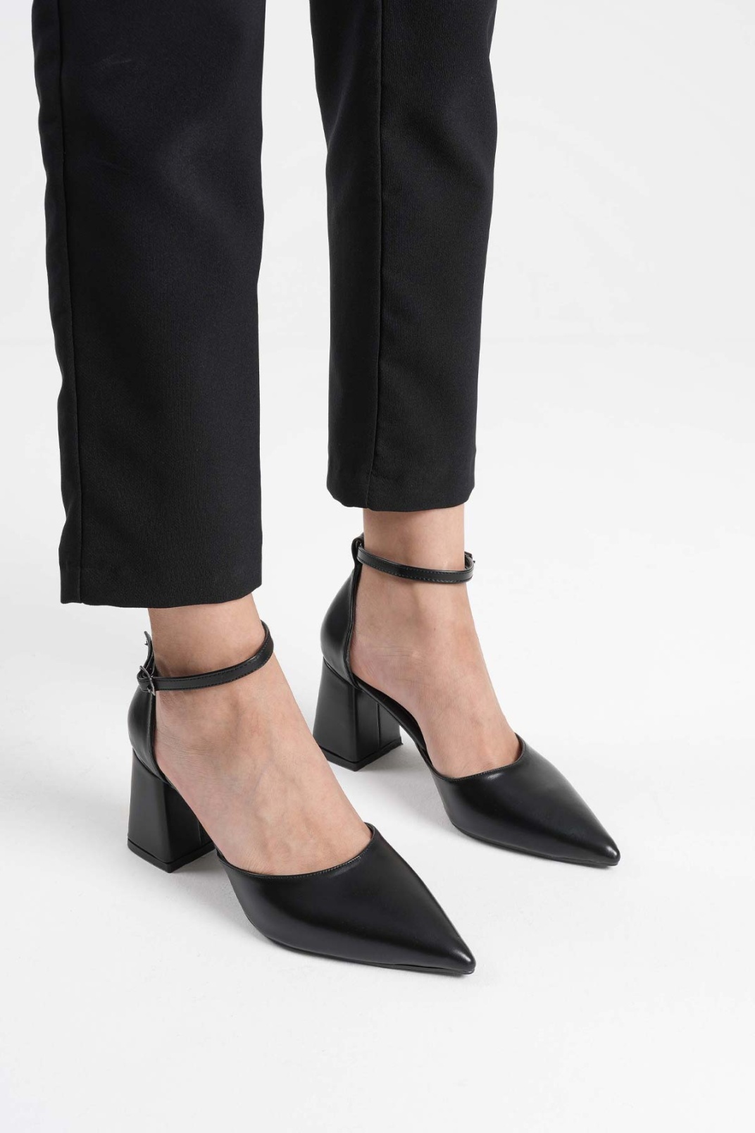 Siyah Cilt Kadın Topuklu Ayakkabı TR08MS11D