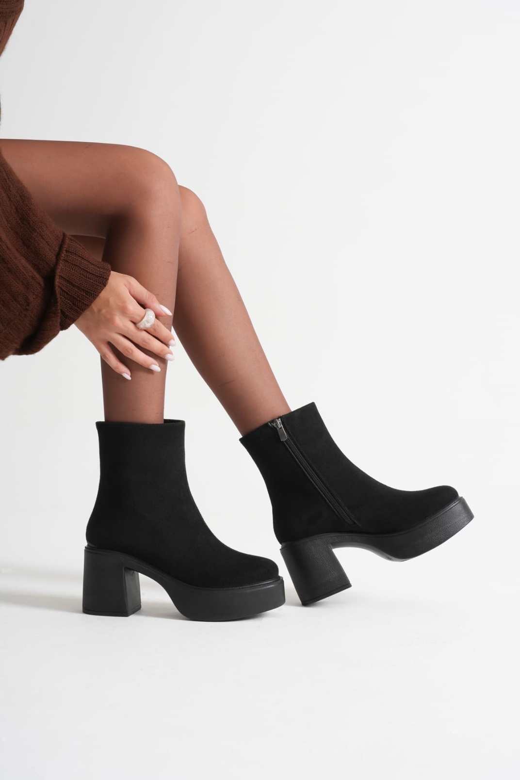 Kadın Siyah Süet Topuklu Bot TR08MK13D