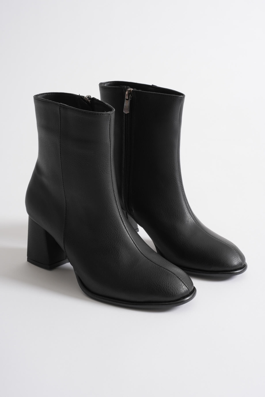 Kadın Kışlık Siyah Kalın Topuklu Bot TR12MK04A