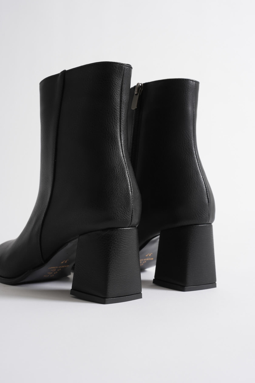 Kadın Kışlık Siyah Kalın Topuklu Bot TR12MK04A