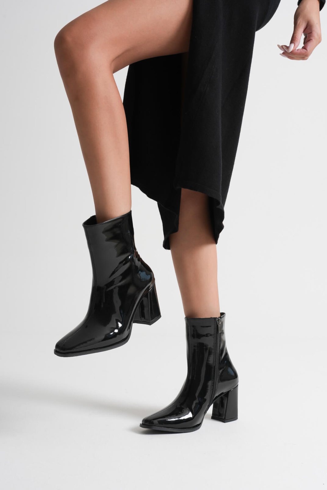 Kadın Siyah Rugan Topuklu Bot TR08MK02D