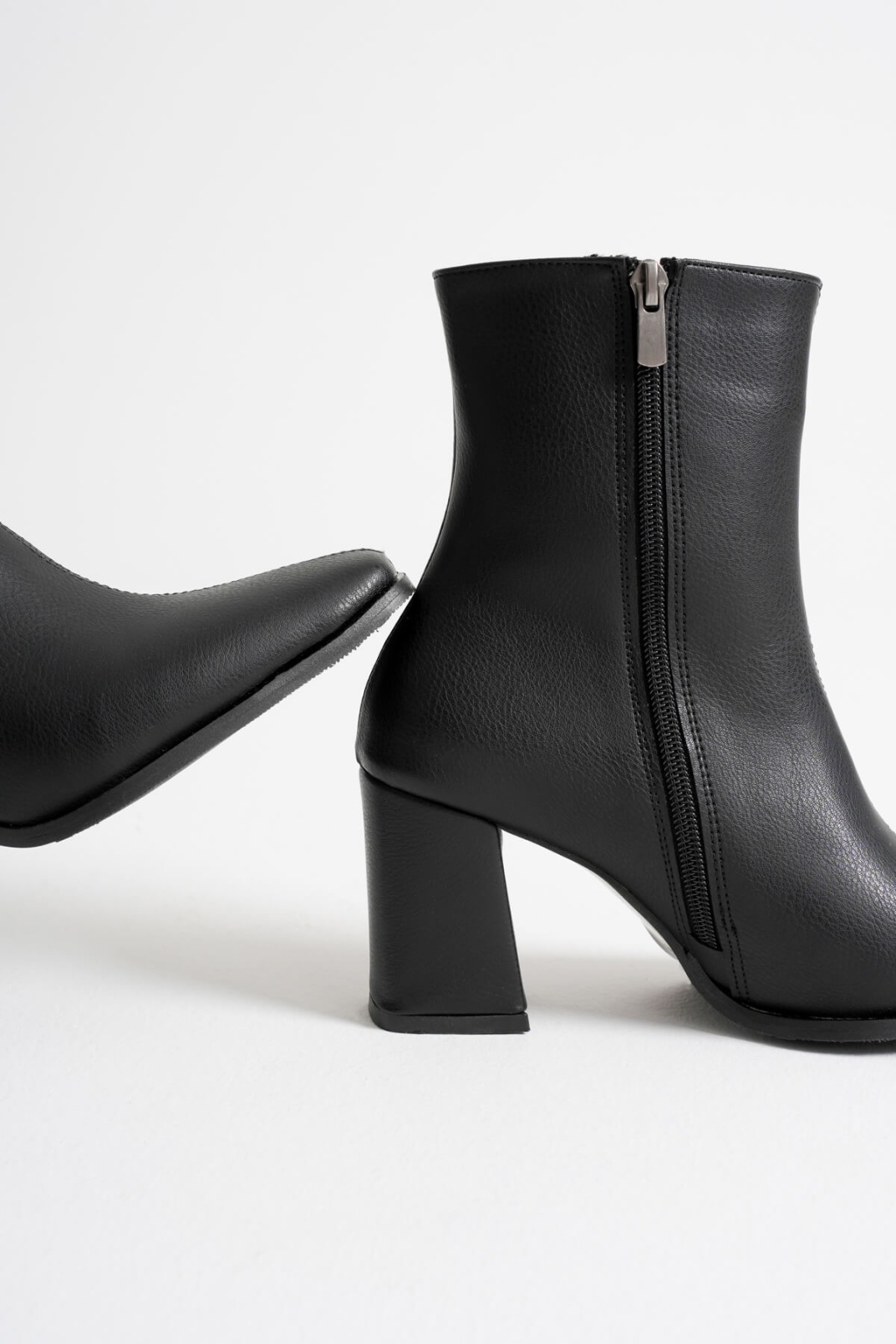 Kadın Siyah Topuklu Bot TR08MK02A