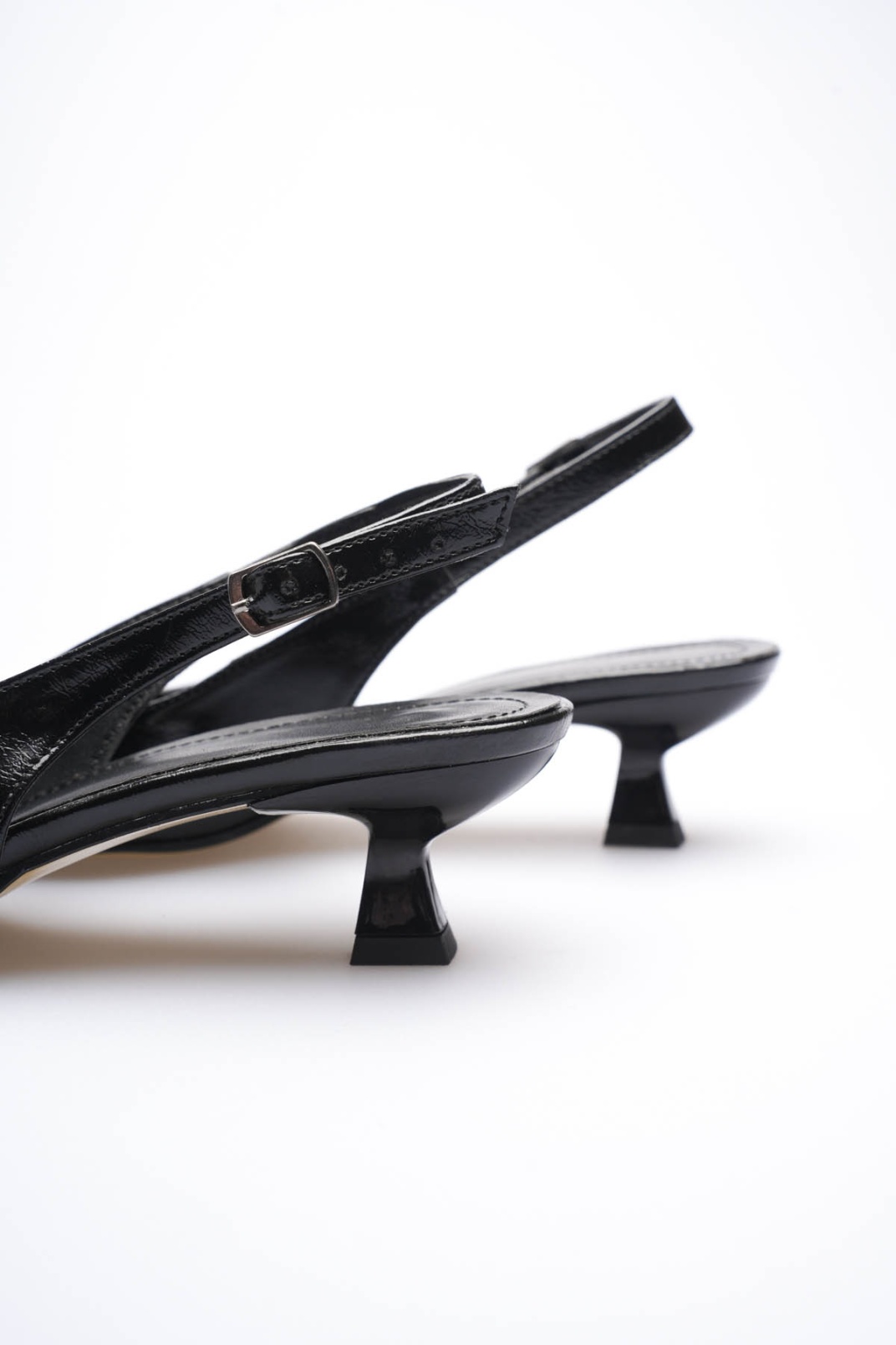 Kadın Siyah Kırışık Rugan Sivri Burun Slingback Kısa Topuklu Ayakkabı TR20MS04C