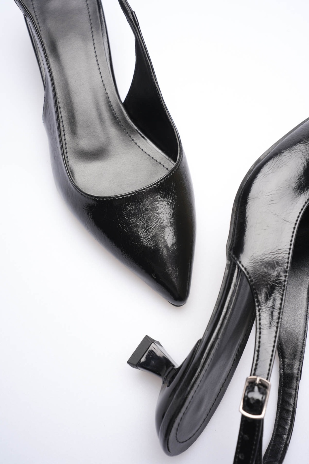 Kadın Siyah Kırışık Rugan Sivri Burun Slingback Kısa Topuklu Ayakkabı TR20MS04C