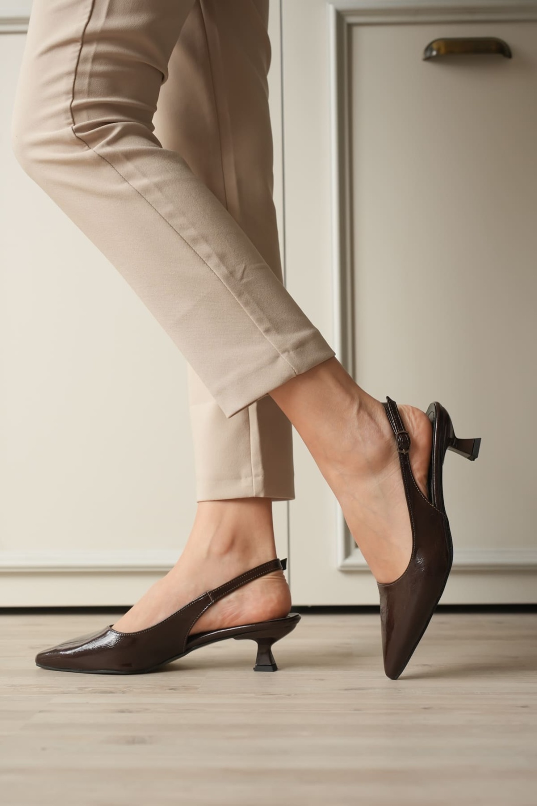 Kadın Acı Kahve Kırışık Rugan Sivri Burun Slingback Kısa Topuklu Ayakkabı TR20MS04D