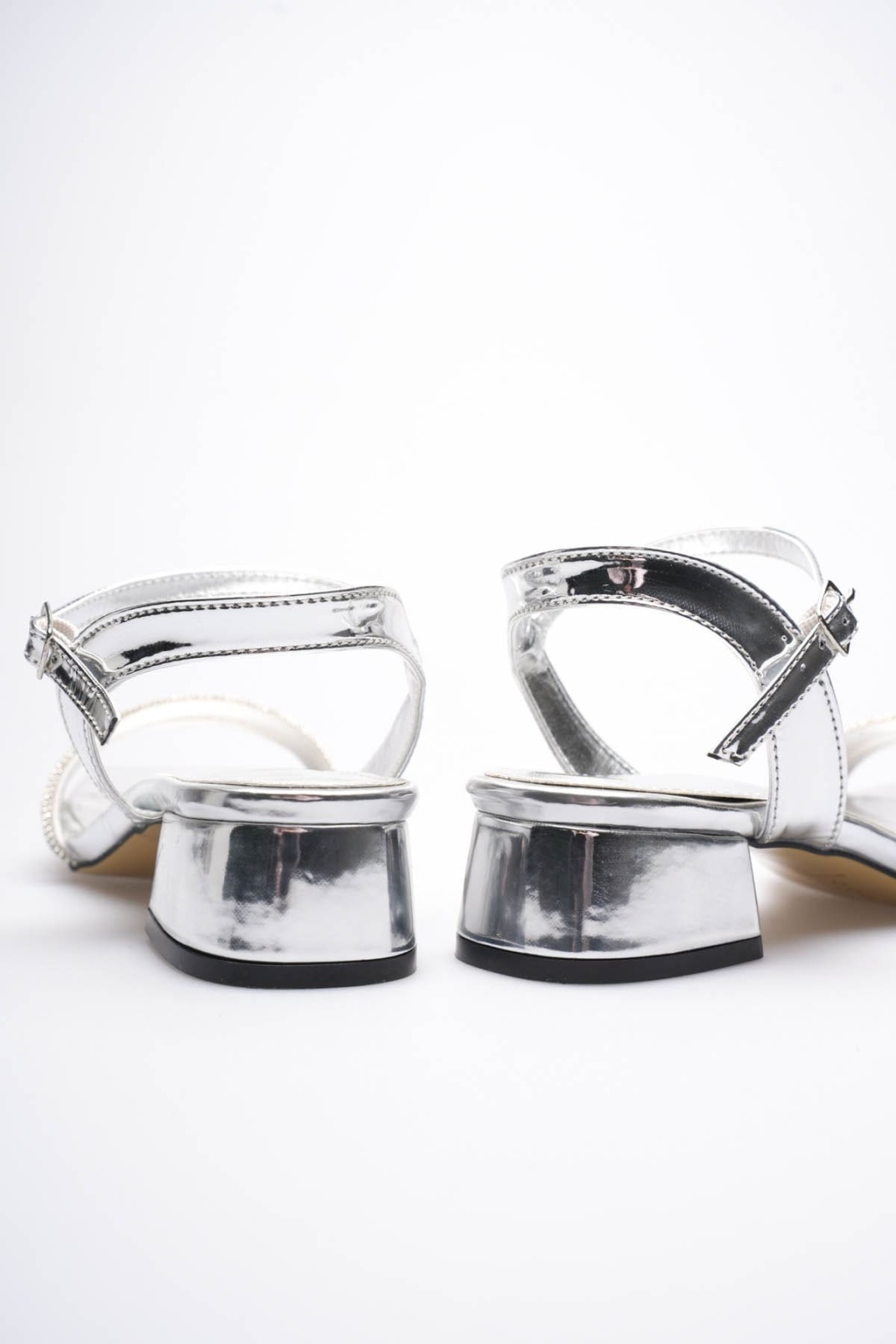 Kadın Gümüş Taş Detaylı Kalın Topuklu Şık Sandalet TR20MY26E