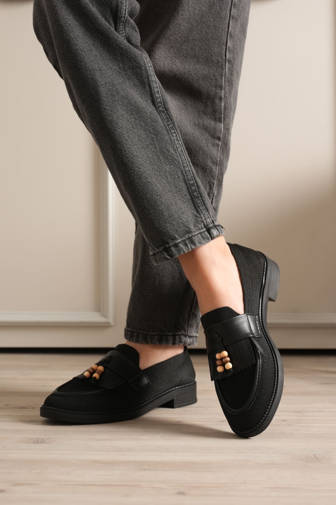 Kadın Siyah Boncuk Püsküllü Günlük Kısa Topuklu Ayakkabı TR30MS01A