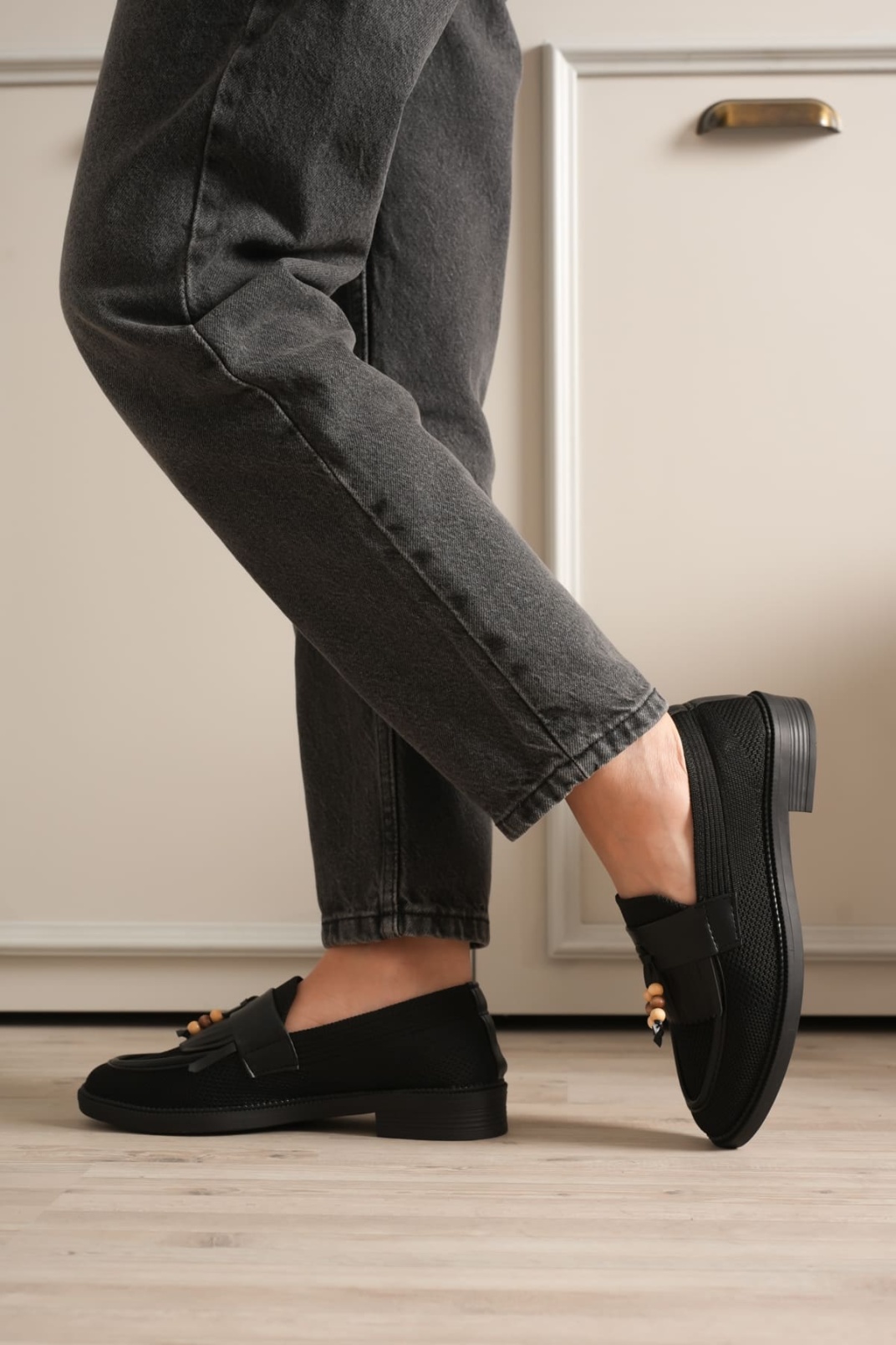 Kadın Siyah Boncuk Püsküllü Günlük Kısa Topuklu Ayakkabı TR30MS01A