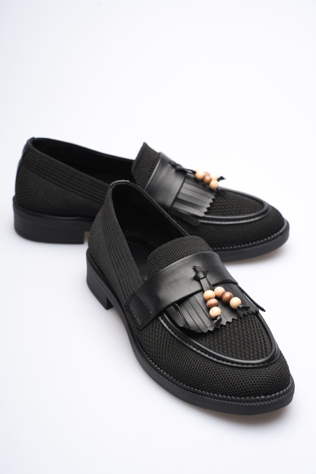 Kadın Siyah Boncuk Püsküllü Günlük Kısa Topuklu Ayakkabı TR30MS01A