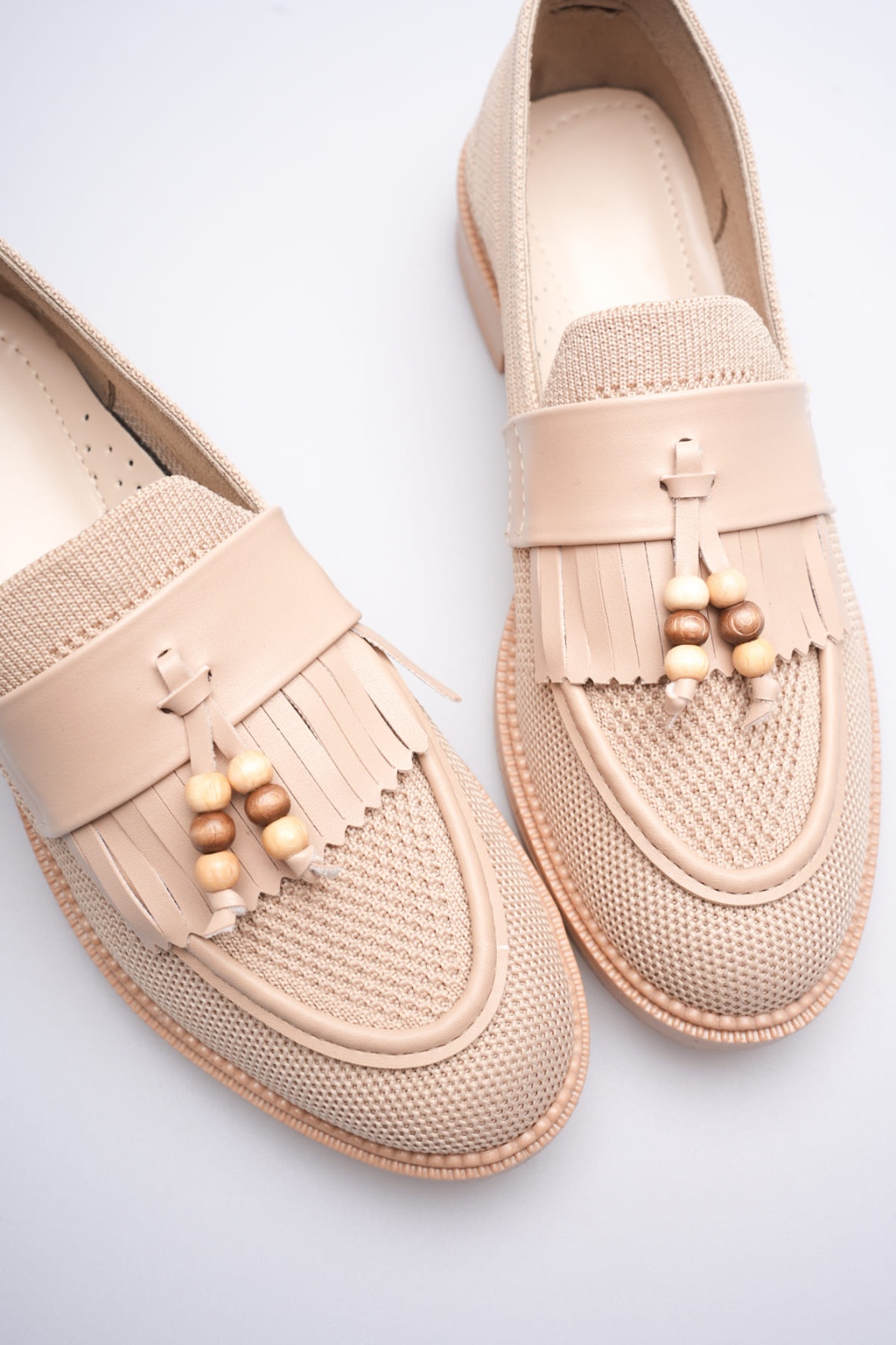 Kadın Bej Boncuk Püsküllü Günlük Kısa Topuklu Ayakkabı TR30MS01B