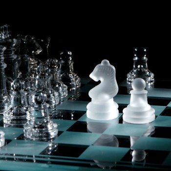 Glass Chess Cam Satranç Takımı (20 Cm X 20 Cm)