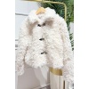 Beyaz Renk Kancalı Kuzu Mont