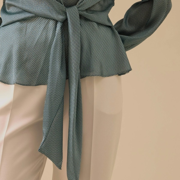 YENİ SEÇİL KADIN desenli belden bağlamalı bluz 10002421810017